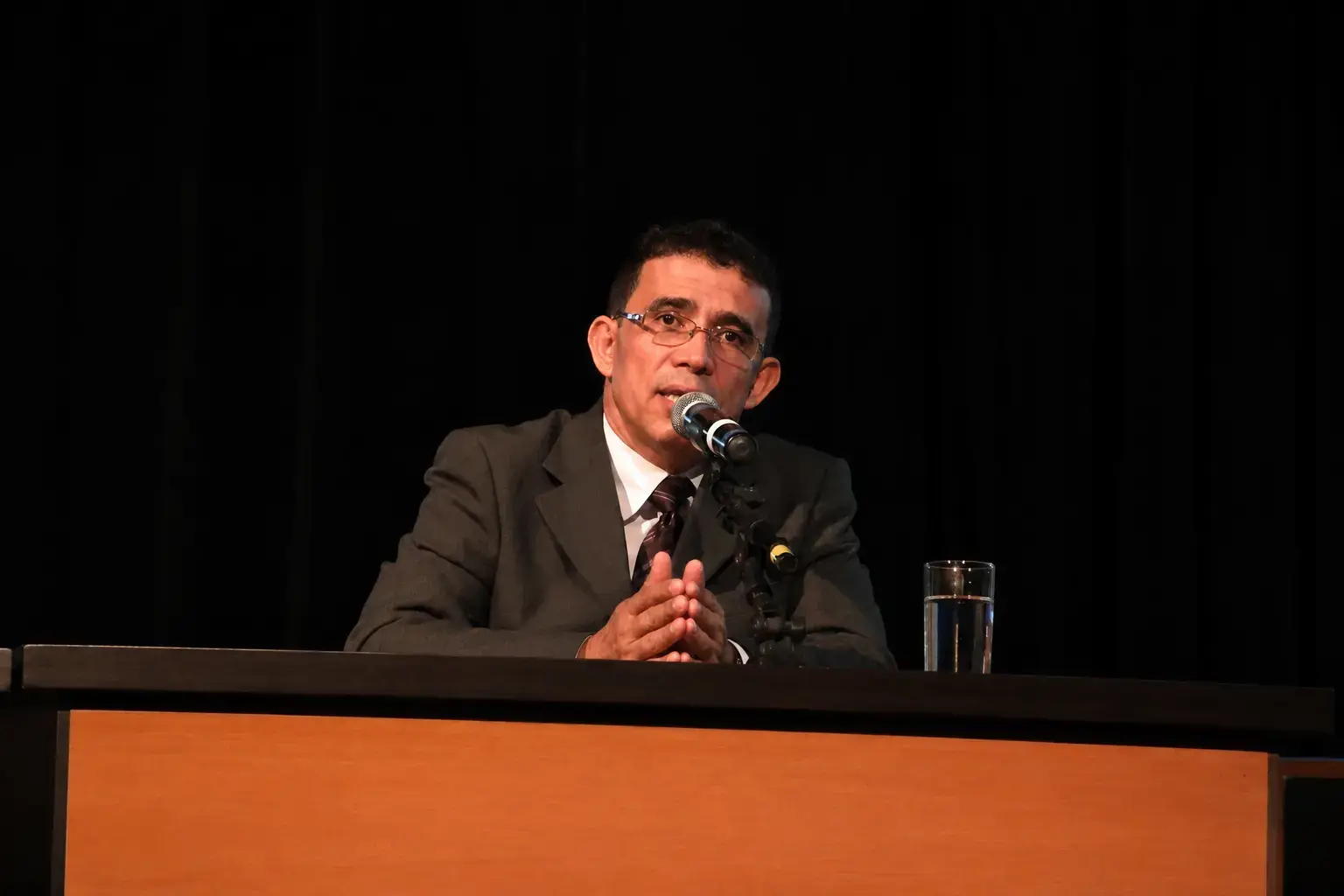 Prof. Carlos Ako durante palestra